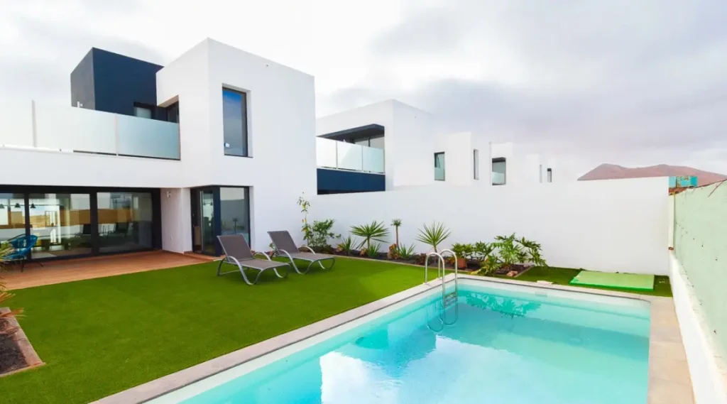 Costa Aday, villa adosada de obra nueva en Fuerteventura, con piscina comunitaria