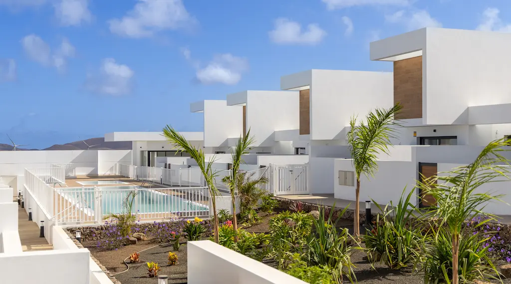 Costa Lobos, villa adosada de obra nueva en Fuerteventura, con piscina y jardín