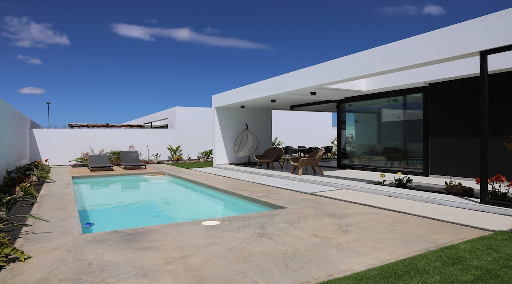Costa Tinaya, villa independiente de obra nueva en Fuerteventura, con piscina privada